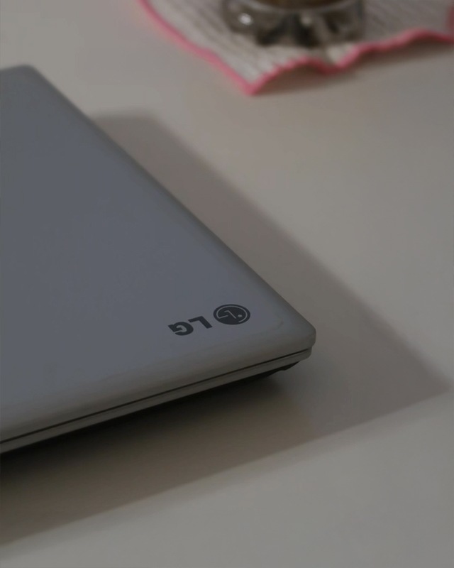 하얀 테이블 위에 찻잔과 함께 놓여있는 LG 그램 제품